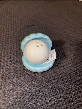 Cracker Barrel Salt & Pepper Shakers pearl in shell